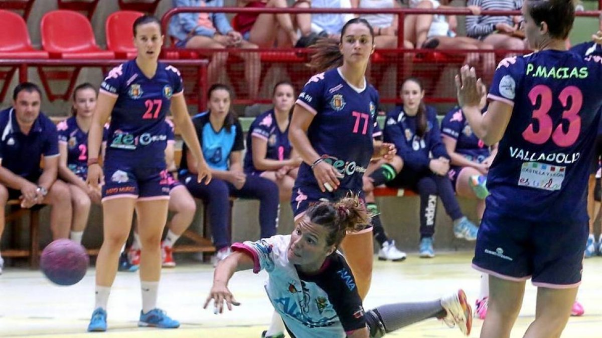 Amaia (77) y Silvia (27), en Zarautz.-Noticias de Gipuzkoa.
