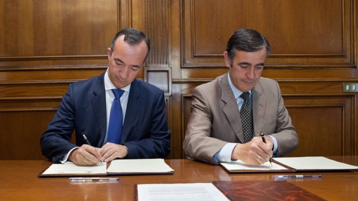 El Secretario de Estado de Seguridad, Francisco Martínez, y el presidente de la Diputación de Soria, Antonio Pardo (D), firman un convenio de colaboración para realizar obras de conservación de los cuarteles de la El sGuardia Civil-ICAL