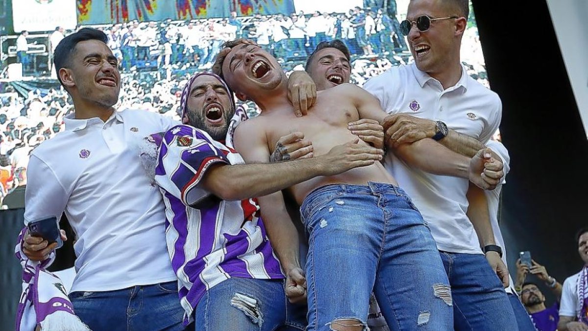 Ontiveros, sin camiseta, es jaleado en uno de los momentos de la fiesta del ascenso.-J.M. LOSTAU