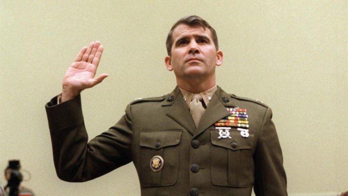 Oliver North en una foto de diciembre de 1986 antes de declarar frente al Comité de Asuntos Exteriores del Congreso por el Irangate.-AFP / CHRIS WILKINS