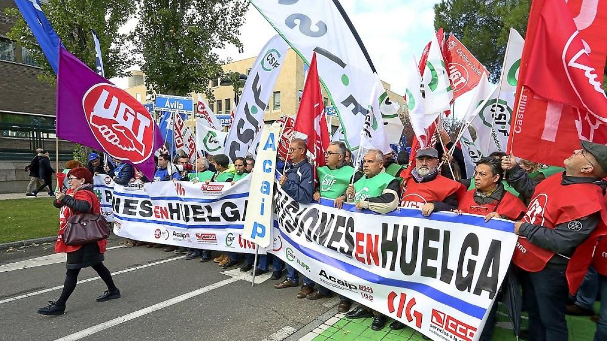 Los trabajadores de prisiones de Valladolid en la manifestación de ayer.-ICAL