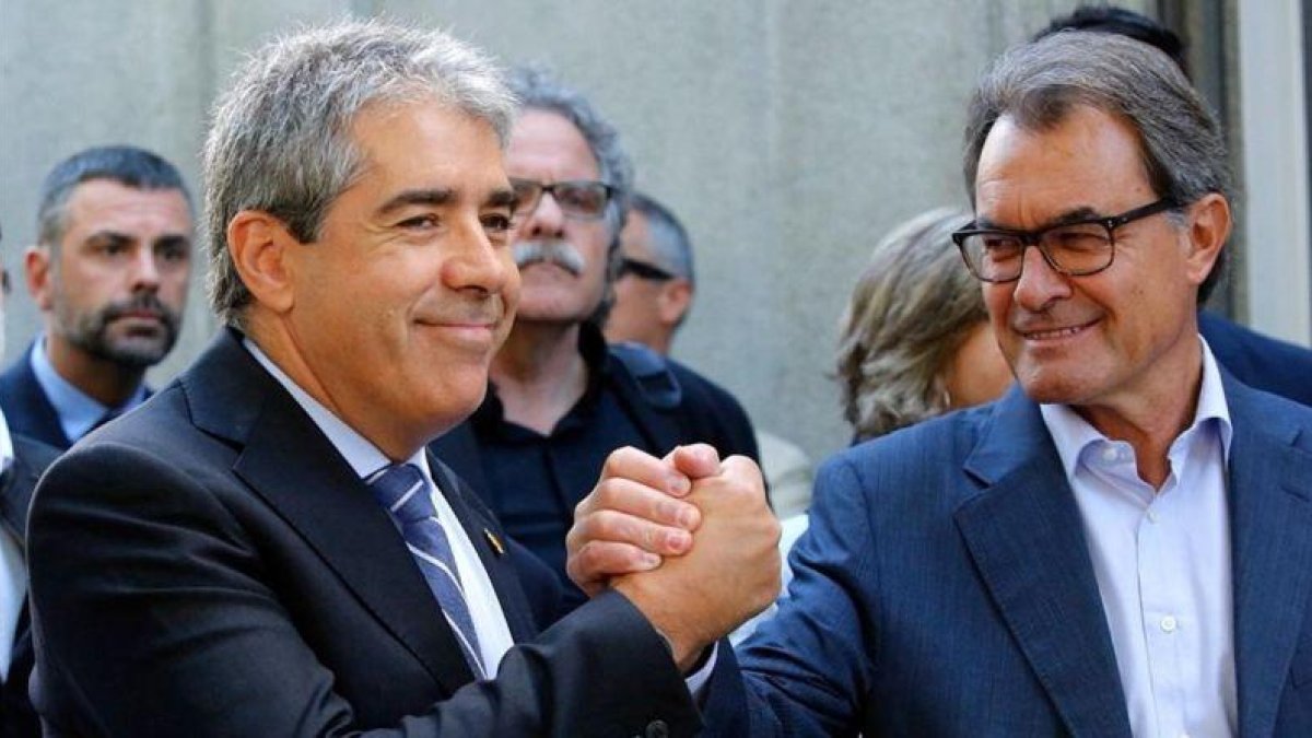 Francesc Homs y Artur Mas, ante las puertas del Tribunal Supremo, este lunes.-JUAN MANUEL PRATS