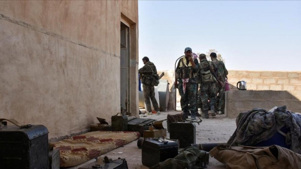 Fuerzas gubernamentales sirias en las inmediaciones de Deir Ezzor-AFP / GEORGE OURFALIAN