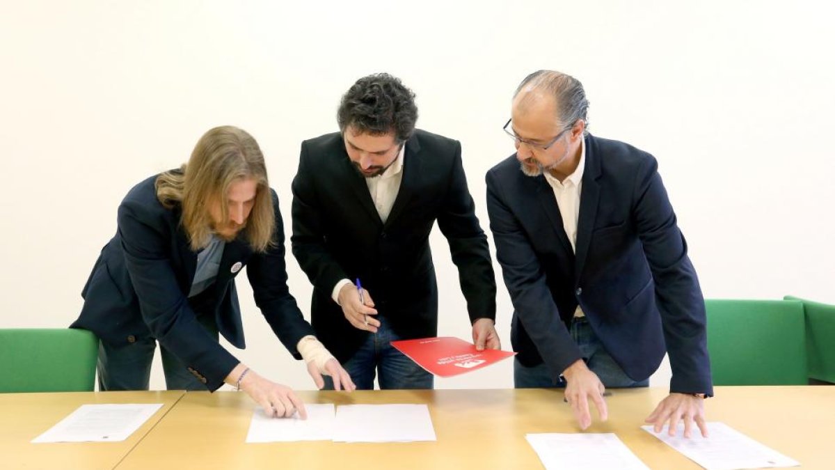 Pablo Fernández (Podemos), José Sarrión (IU) y Luis Fuentes (Ciudadanos) firman la solicitud de la comisión.-ICAL