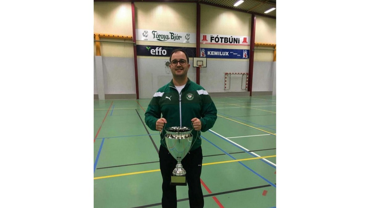 Dani Gordo con el trofeo de campeón.-EM