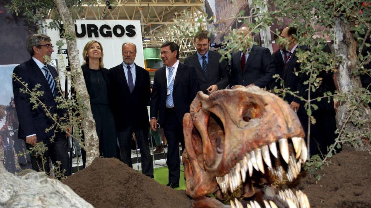 La consejera de Cultura y Turismo, Alicia García, junto al alcalde de Burgos, Javier Lacalle, y el presidente de la Diputación, César Rico, en el expositor de Burgos durante la inauguración de la feria Intur 2014-Ical