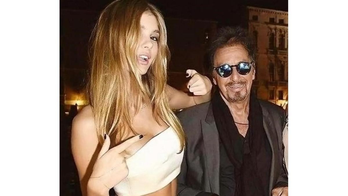 Al Pacino posa con su hijastra, la modelo Camila Morrone.-INSTAGRAM
