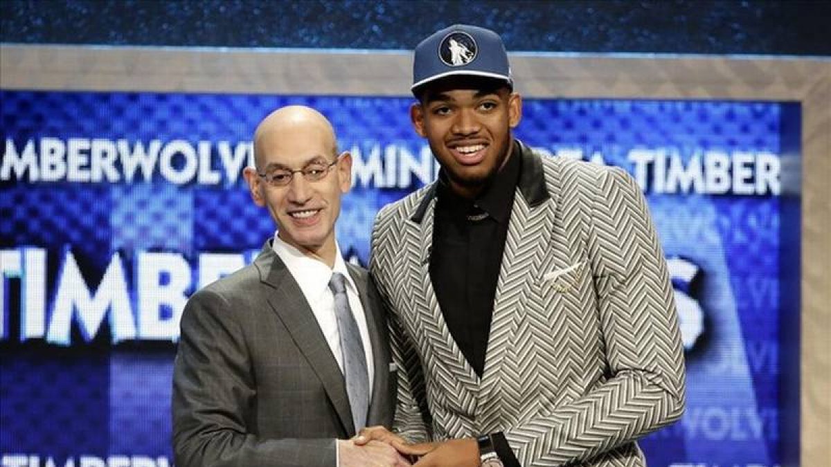 Karl-Anthony Towns, felicitado por Adam Silver tras ser elegido número uno del 'draft' por Timberwolves.-Foto: EFE / JASON SZENES