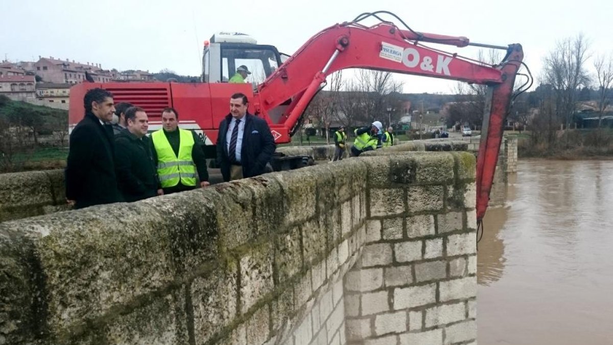 El delegado territorial de la Junta, Pablo Trillo, visita el puente medieval de Simancas para ver los trabajos de limpieza que está ejecutando la Junta de Castilla y León para prevenir y evitar riesgos por la acumulación de troncos arrastrados por la crec-ICAL