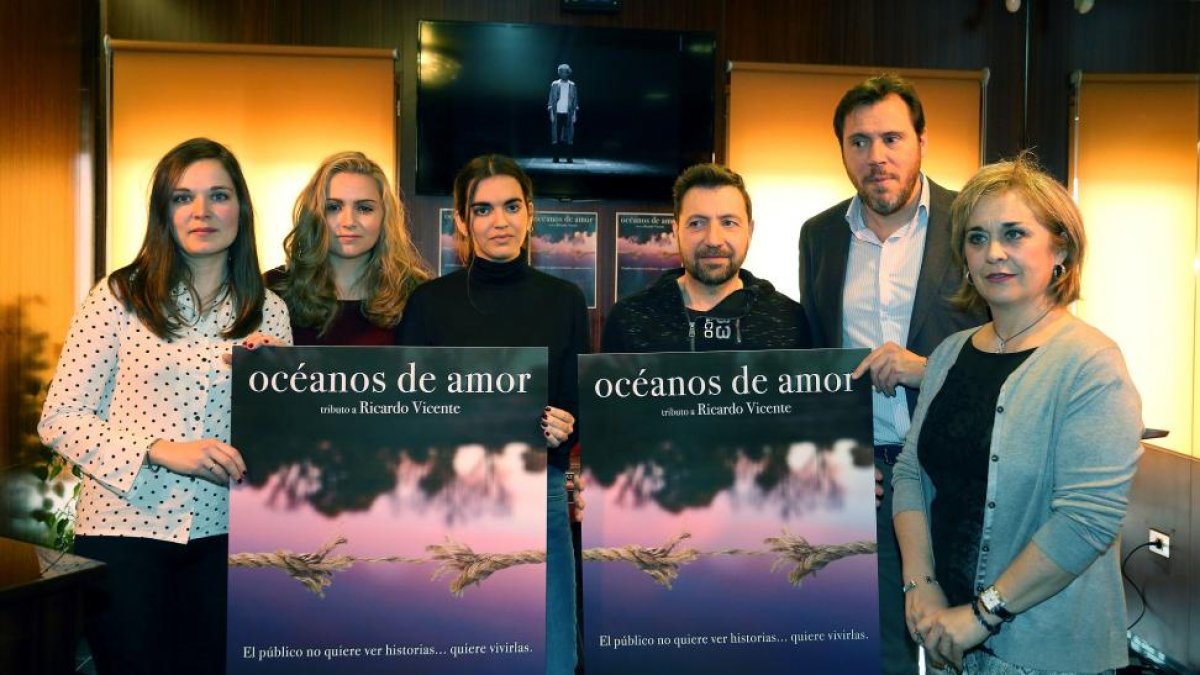 Miembros del equipo, ayer, durante n de la presentación del documenta sobre Ricardo Vicente.-ICAL