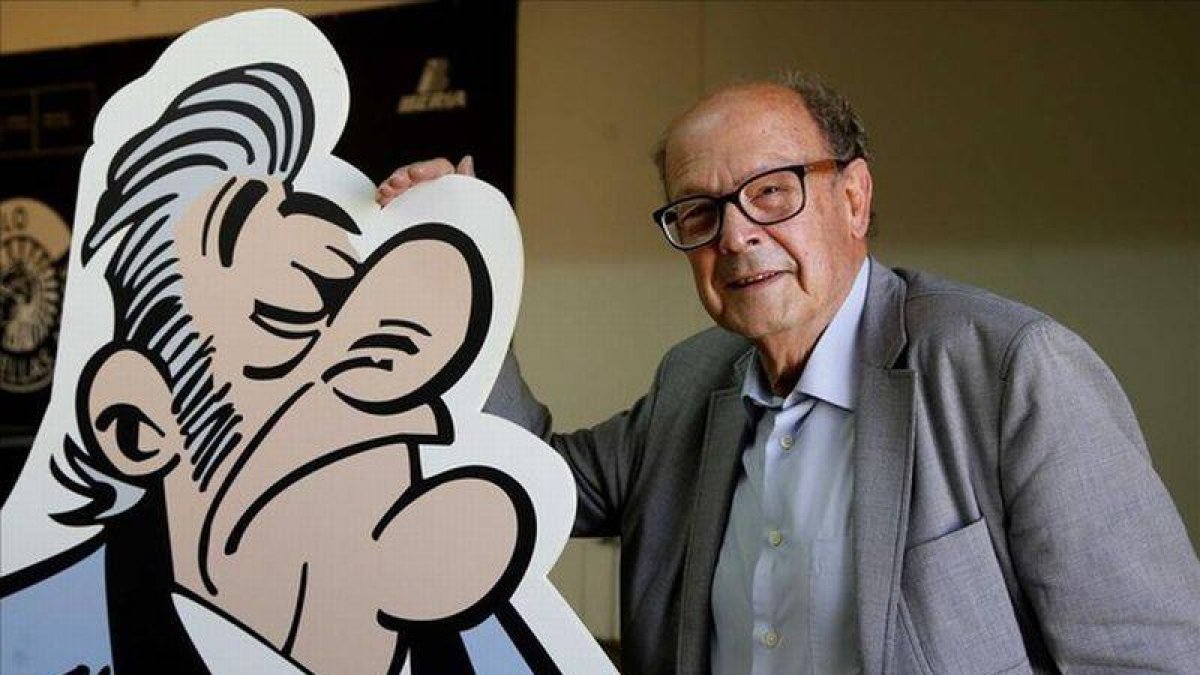 Francisco Ibáñez, este martes en Madrid, junto al protagonista de su nuevo ‘mortadelo’, el tesorero del Partido Papilar, sospechosamente parecido a Bárcenas.-Foto: AGUSTÍN CATALÁN