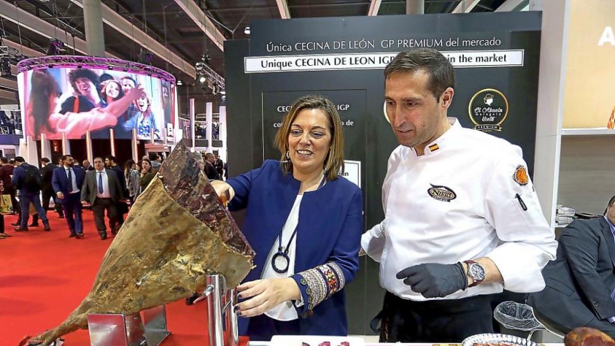 Milagros Marcos durante su visita a uno de los stands de Alimentaria.-ICAL