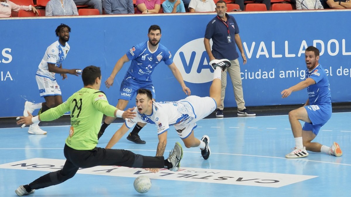 Imagen del Recoletas Atlético Valladolid y Frigoríficos del Morrazo en el Polideportivo Huerta del Rey en la primera vuelta. / PHOTOGENIC