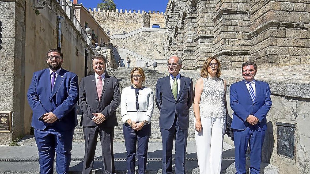 Jesús Manuel Sánchez, Francisco Vázquez, María Teresa Martín Pozo, Javier Iglesias y Ángeles Armisén, en Segovia.-ICAL