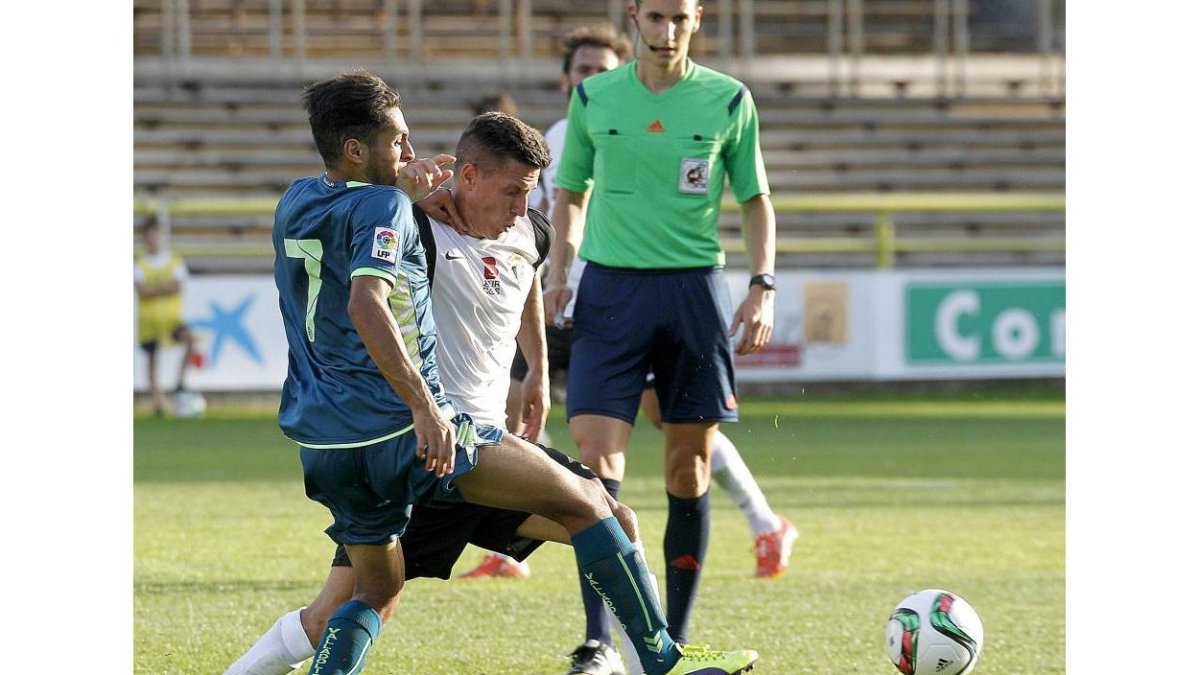 Anuar intenta arrebatar el balón a José Fran-Santi Otero