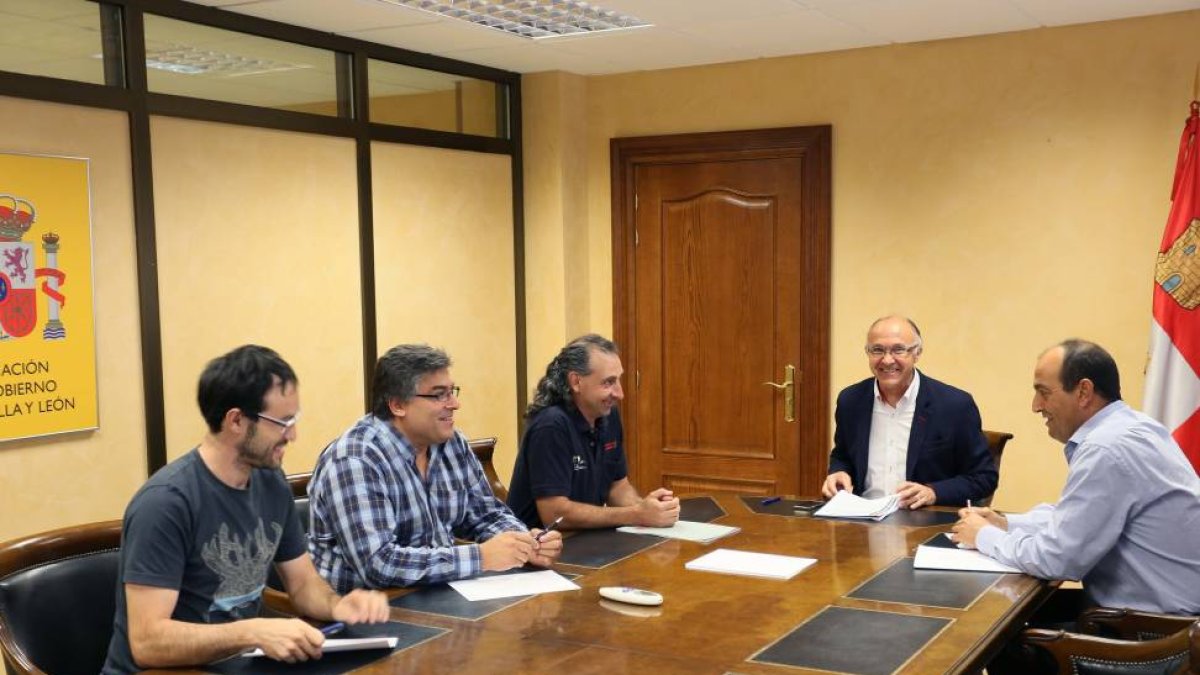 El delegado del Gobierno, Ramiro Ruiz Medrano, mantiene una reunión con representantes de UCCL-Ical