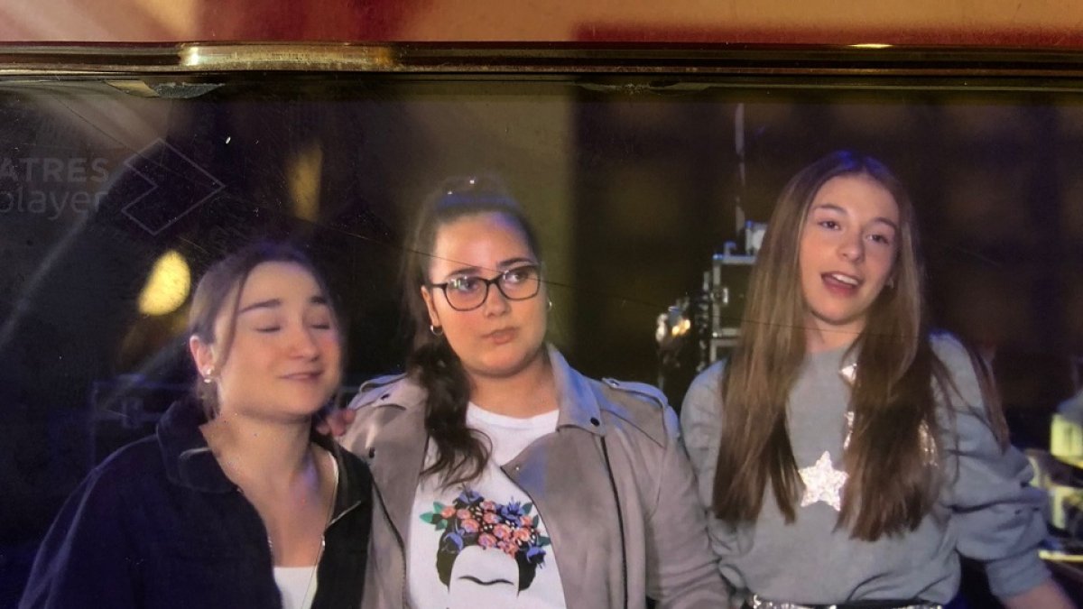 A la derecha, Carmen Puente, junto a sus dos compañeras en las pruebas de La Voz Kids. - E.M.