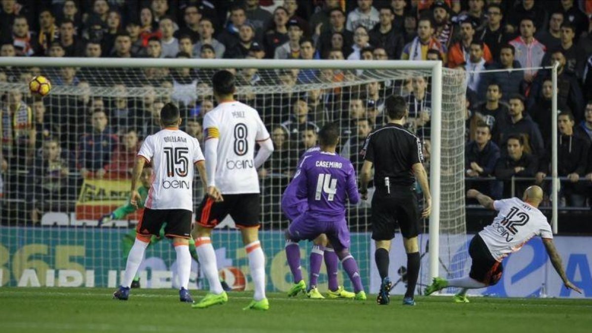 Zaza marca el primer gol del Valencia.-MIGUEL LORENZO