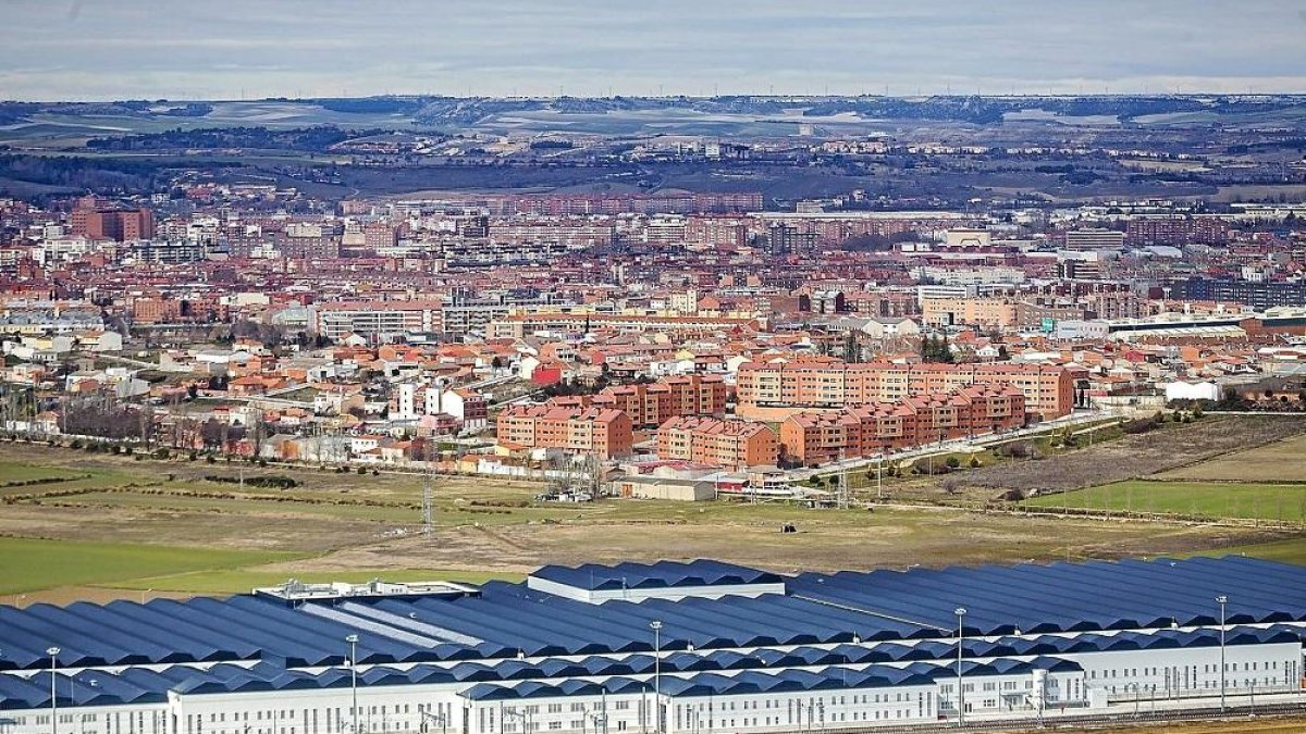 Páramo de San Isidro, con los nuevos talleres de Renfe en primer plano donde se ubicará el Parque Agroalimentario