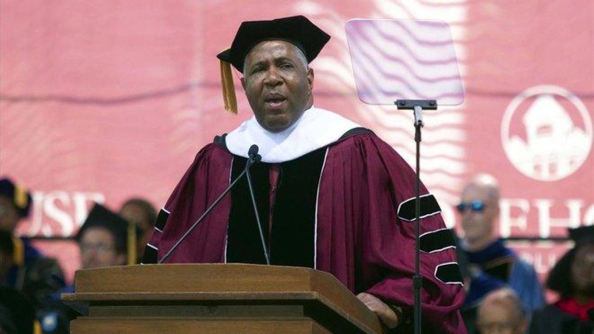 El millonario Robert F. Smith anunciado que pagará créditos universitarios de casi 400 alumnos.-AP