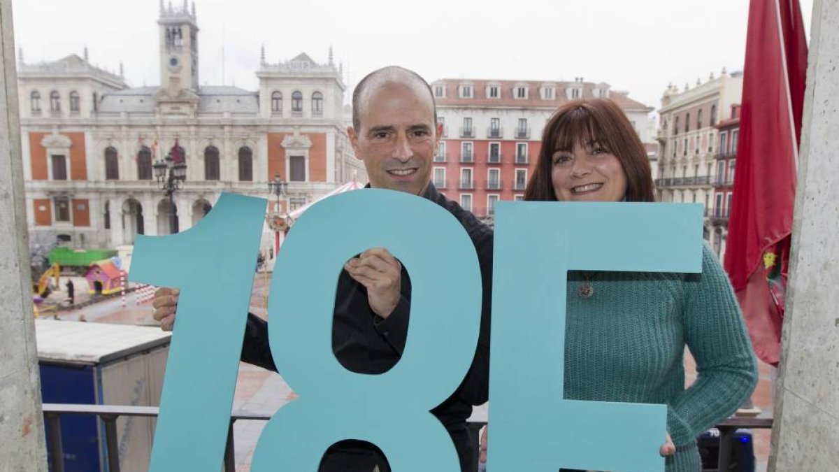 Santiago Campos y Margarita García muestran la fecha de la asamblea-J.M.Lostau