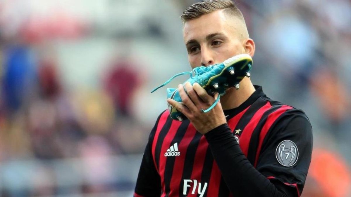 Gerard Deulofeu con la camiseta del Milan.-EFE