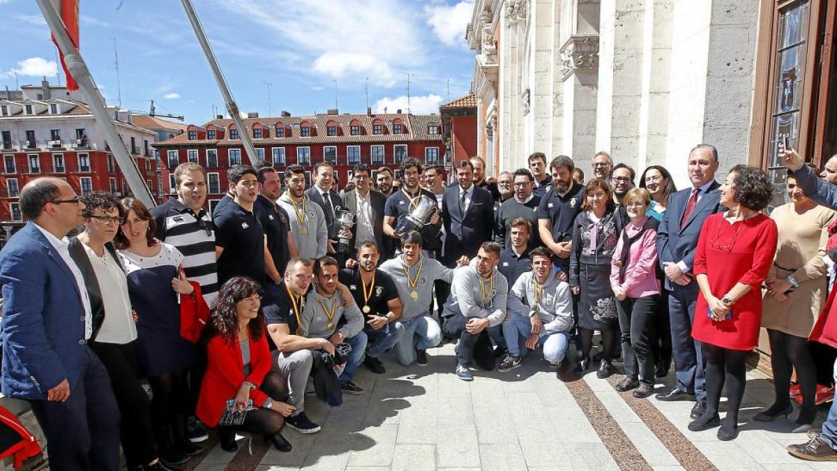 La representación de El Salvador que acudió a la recepción del Ayuntamiento, junto a la corporación municipal en el balcón del Consistorio.-J. M. LOSTAU