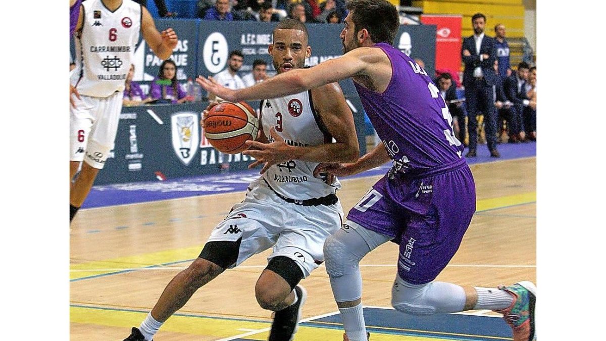 El base del Carramimbre Mike Torres entra a canasta defendido por Franch.-PHOTO-DEPORTE