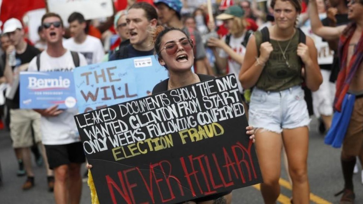 Seguidores del senador Bernie Sanders se manifiestan en el centro de Filadelfia el lunes 25 de mayo.-AP / JOHN MINCHILLO