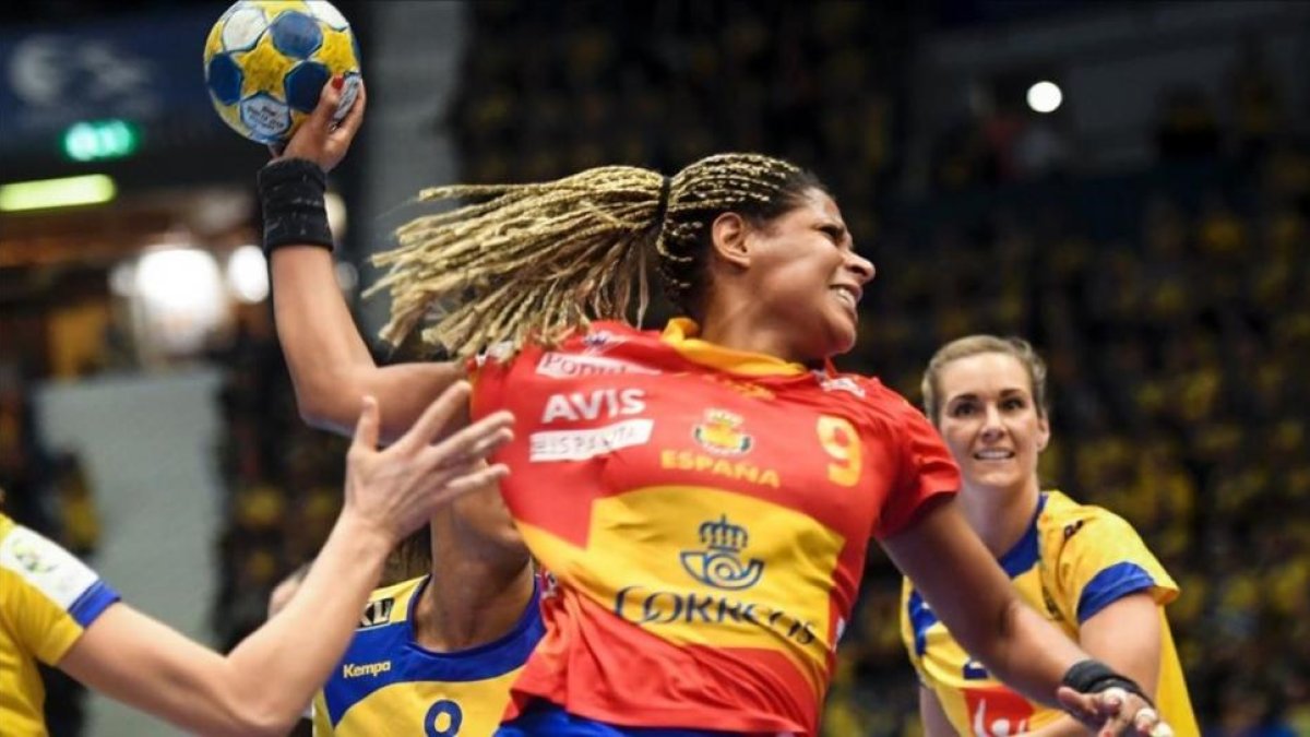 Marta Mangué trata de armar el brazo entre dos defensoras suecas en el debut de España en el Europeo de Suecia.-AFP / FREDRICK SANBERG