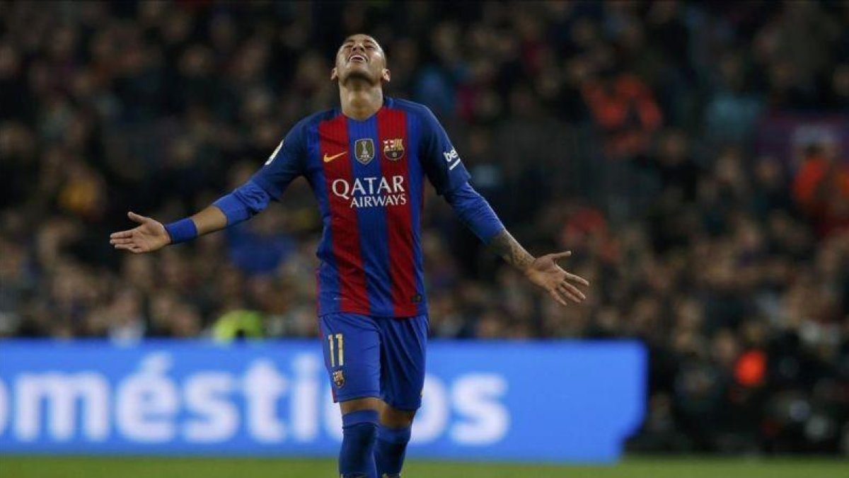 Neymar se lamenta de una ocasión fallada ante el Madrid.-REUTERS / ALBERT GEA