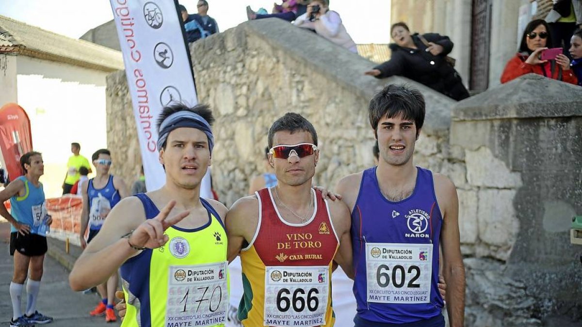 El vencedor Jorge Turrado, flanqueado por el segundo clasificado Borja García (derecha) y por el tercero, Santiago García-El Mundo