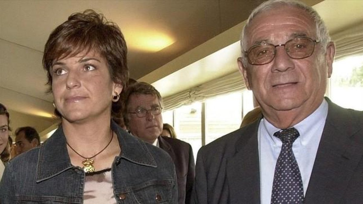 Arantxa Sánchez Vicario y su padre, Emilio Sánchez, en el 2002.-EFE / JULIAN MARTIN
