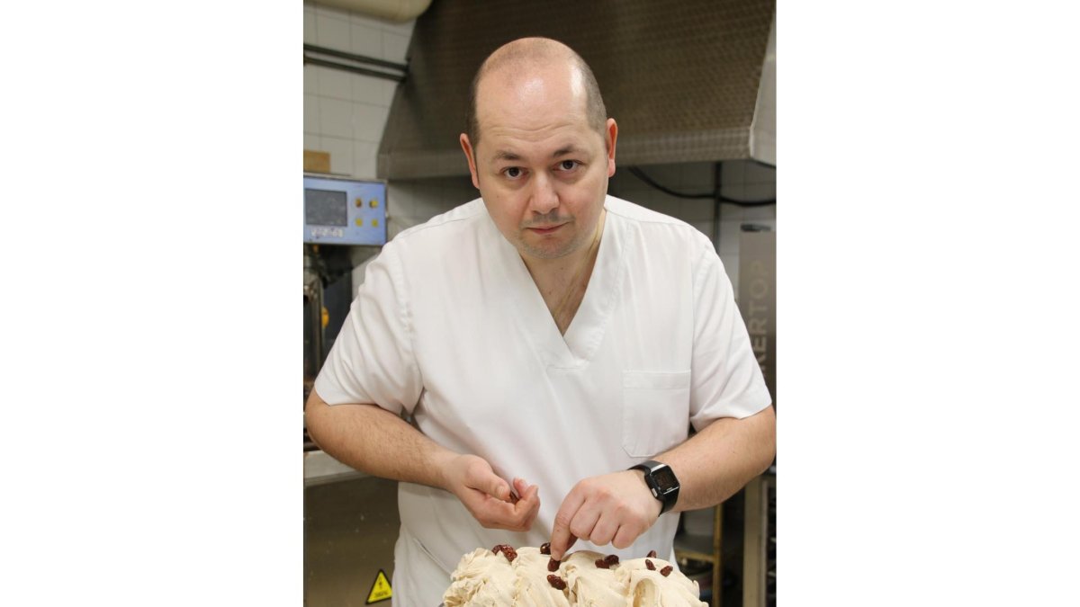 Lázaro Sanabria coloca unas garrapiñadas sobre un helado. A la d., helados de ron con pasas, sorbete de manzana verde y tarta Tatin.-M.T.