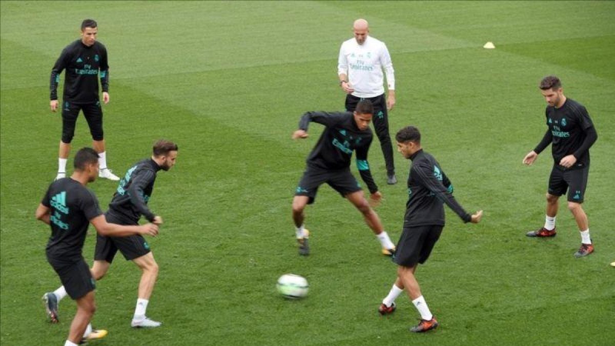 Zidane participa en un rondo con varios jugadores, entre ellos Ronaldo, durante el entrenamiento de este sábado.-JJGUILLEN / EFE