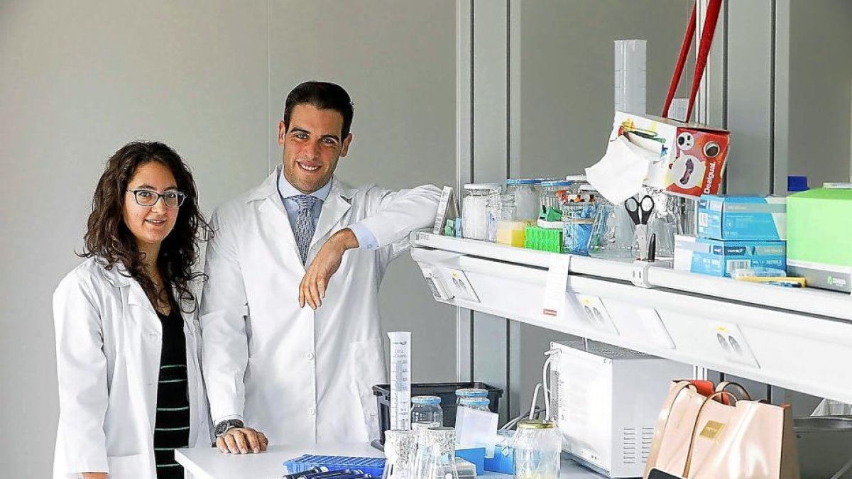 Isabel Martín y Rodrigo Rubia en las instalaciones de la empresa Nutri Genetics en las instalaciones del Parque Tecnológico de Boecillo.-PABLO REQUEJO