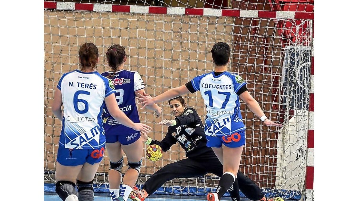 Lourdes Guerra detiene un lanzamiento de una jugadora del Santa Eularia en un partido de esta campaña-M. A. SANTOS