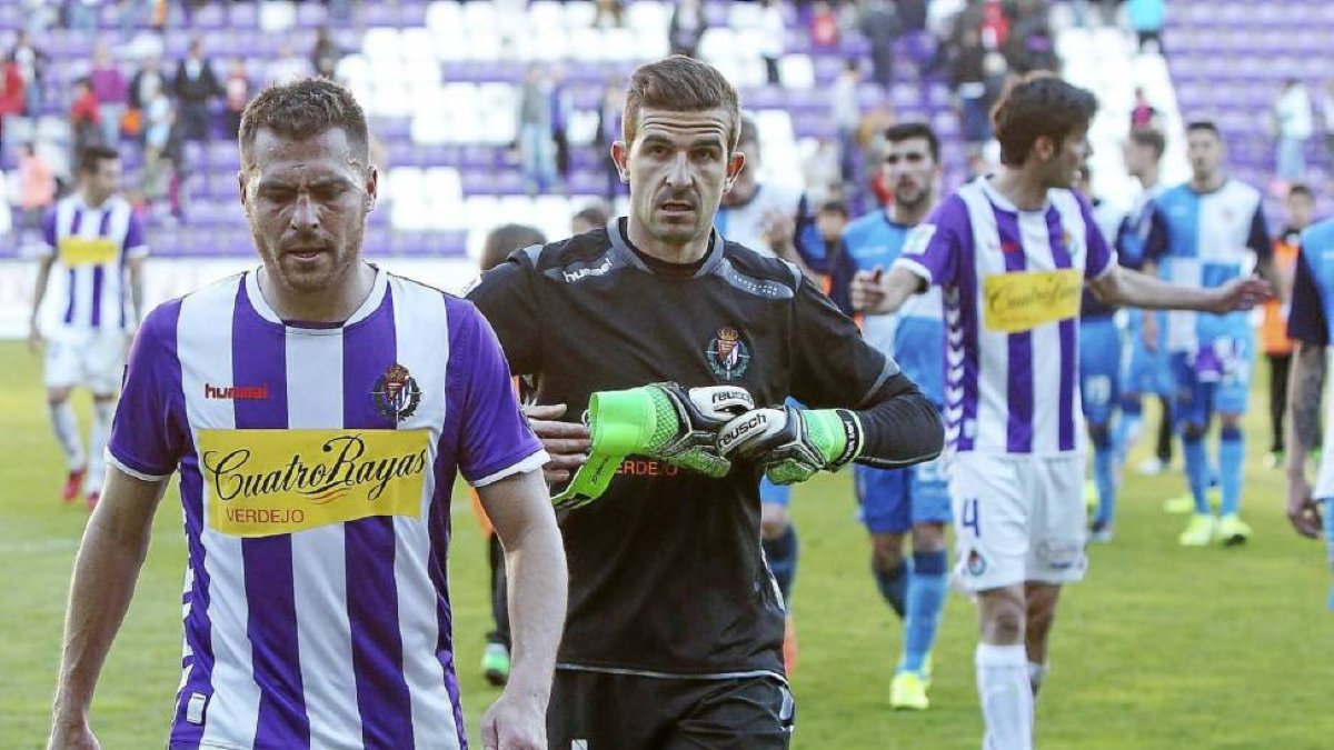 Chica y Javi Varas se retiran a los vestuarios-J. M. Lostau