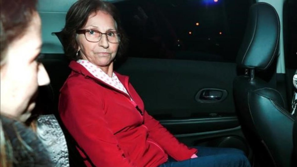 Aparecida Schunck, la suegra de Bernie Ecclestone, abandona la comisaria tras ser liberada.-LEONARDO BENASSATTO / REUTERS
