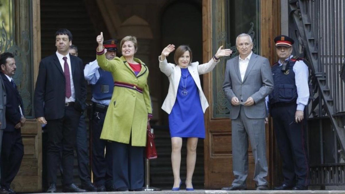 Carme Forcadell y Anna Simó, antes de entrar en el TSJC para declarar.-ALBERT BERTRAN
