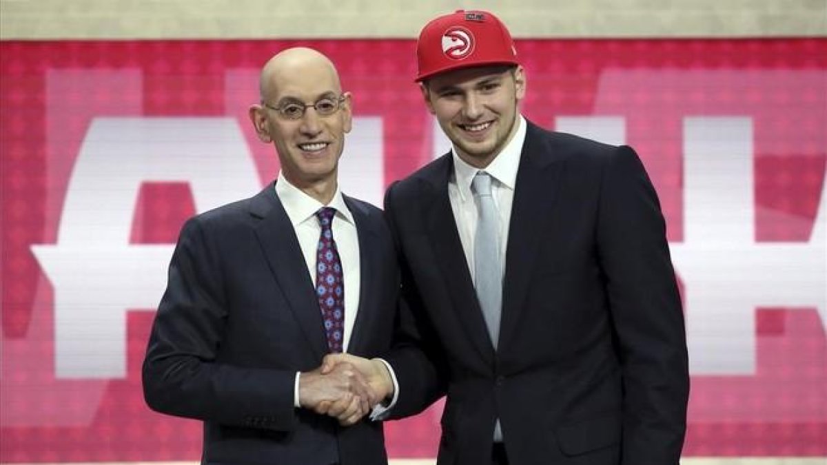 Adam Silver, el comisionado de la NBA, a la izquierda de la imagen, saluda a Luka Doncic-KEVIN HAGEN (AP)