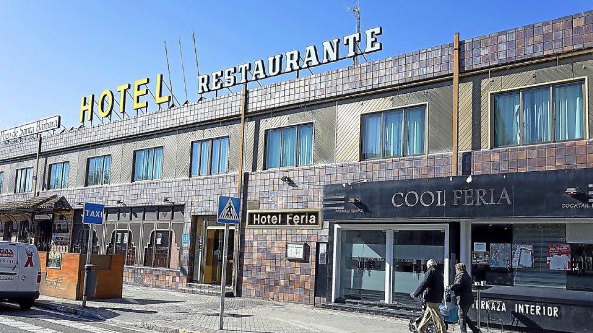 Hotel Feria y el restaurante en la avenida Ramón Pradera, en la misma línea de fachada que la Feria de Valladolid.-P. REQUEJO