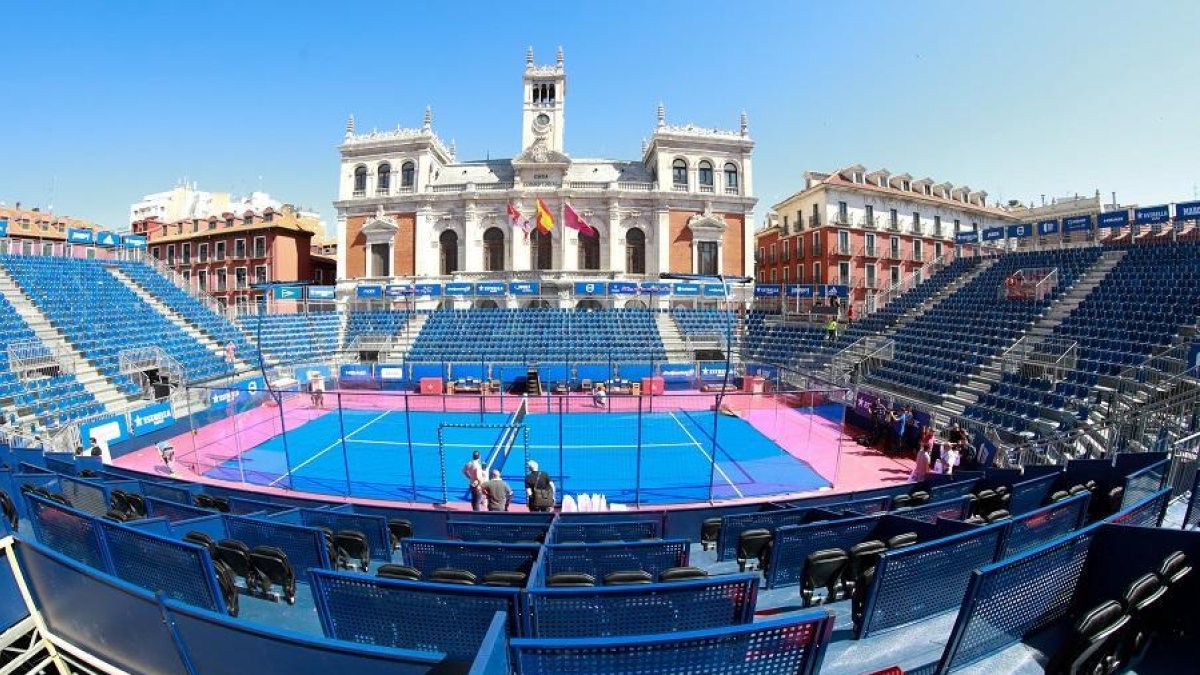 Vista panorámica de la pista central del ‘Valladolid Master 2019’ que arranca hoy en la Playa Mayor.-J. M. LOSTAU
