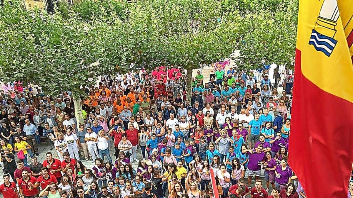 Cientos de peñistas se congregan ayer en la Plaza de España para acudir al ‘chupinazo’ festivo de Nava.-R. G: AYTO. NAVA