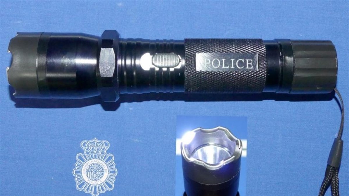 El detenido portaba una linterna que había sido modificada para ser un taser.-CNP