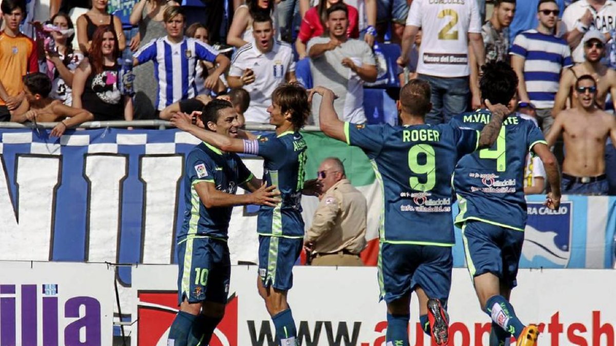 Óscar recibe la felicitación de Álvaro Rubio tras marcar el segundo gol frente al Recreativo JOSELE/PHOTO-DEPORTE-Photo-Deporte