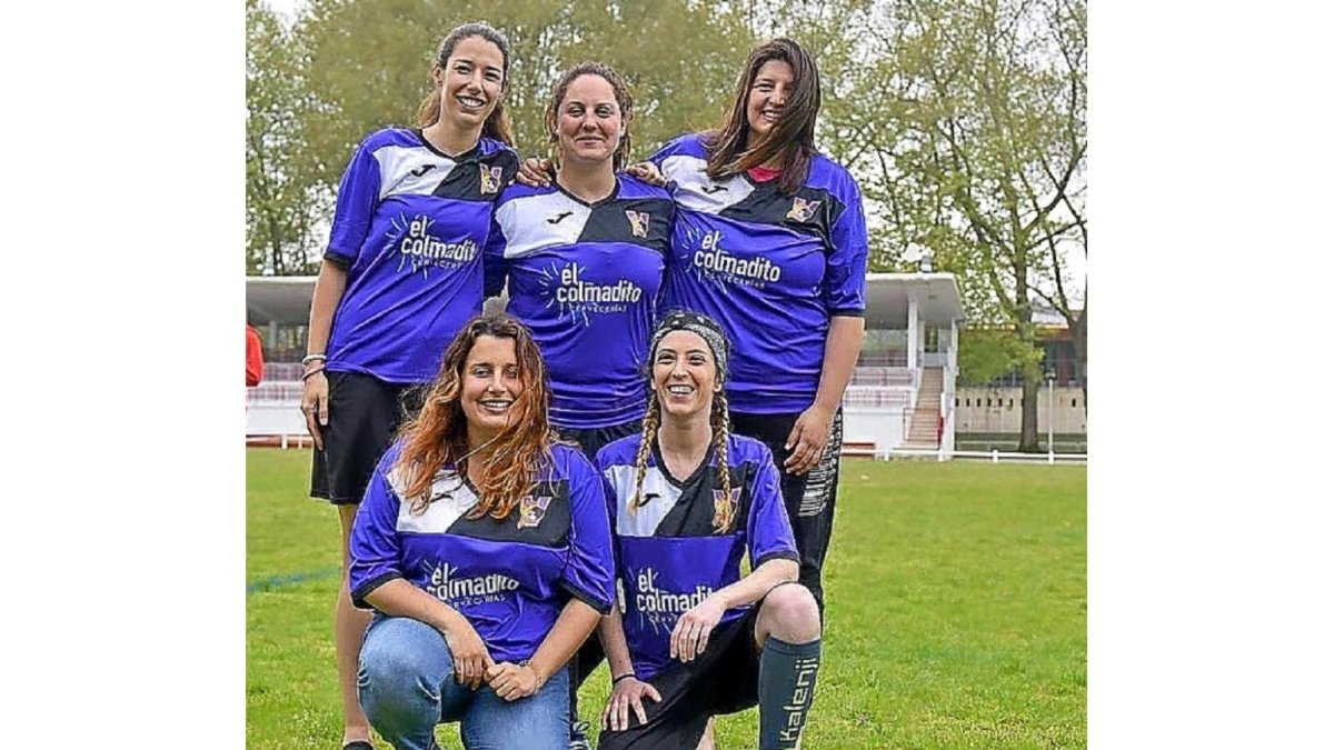Lucía González, Sandra Suárez, Fátima Aguirre, Noemí Clavijo y Raquel Elrio, componentes de Valladolid Penguins.-EL MUNDO
