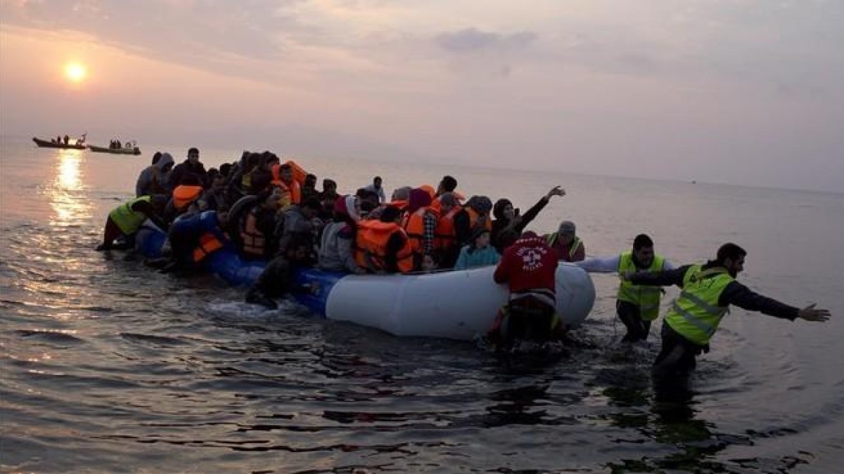 Una embarcación de migrantes llegando a la isla de Lesbos.-PETROS GIANNAKOURIS