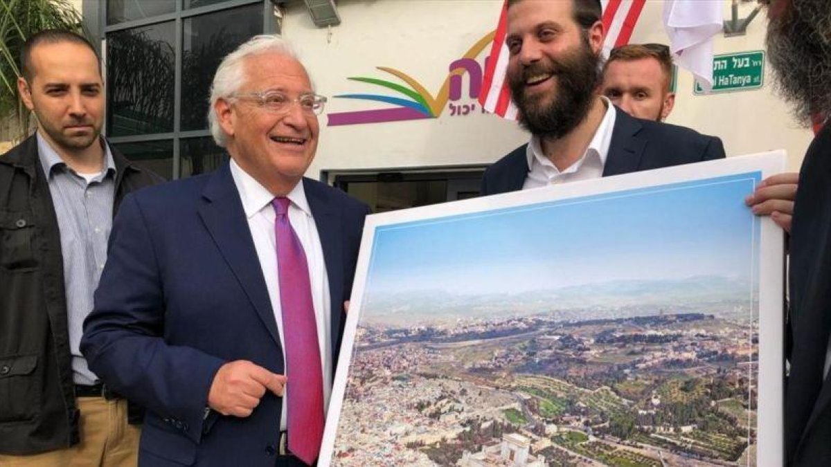 El embajador de EEUU en Israel, David Freidman, con la polémica imagen en que no está la mezquita de la Roca.-EL PERIÓDICO