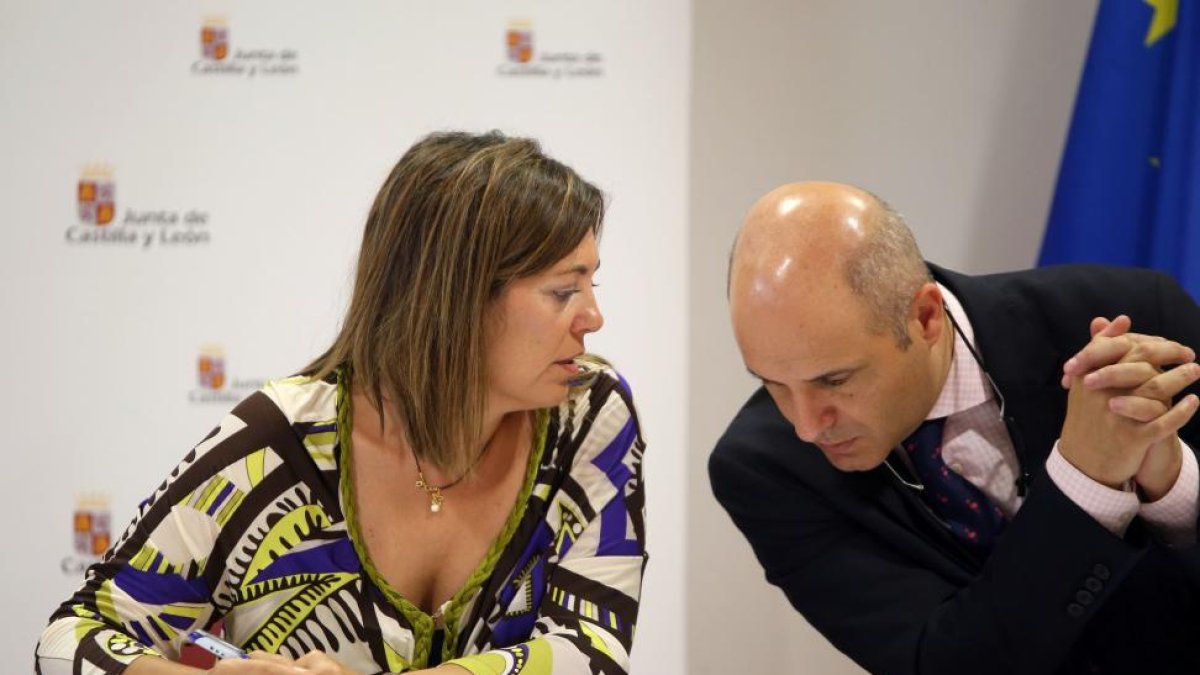 La consejera de Agricultura y Ganadería y portavoz de la Junta de Castilla y León, Milagros Marcos, conversa con el director general de Producción Agropecuaria e Infraestructuras Agrarias, Jorge Llorente-ICAL